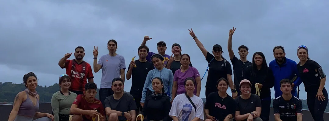 Grupo de Social Run Frutillar reunido junto al lago, con ropa deportiva.